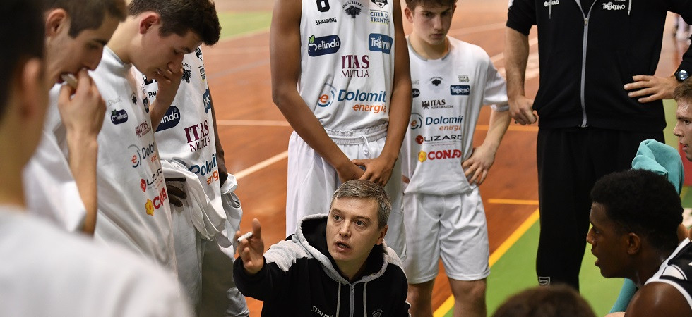 Coach Marco Albanesi durante un timeout con il gruppo Under 18 (Foto Daniele Montigiani - Aquila Basket Trento)
